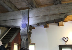Cermkovice, Mhle mit Jahreszahl 1612 auf Holzbalken im Wohnzimmer