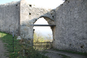 Burgruine Falkenstein, Tor zum inneren Burghof