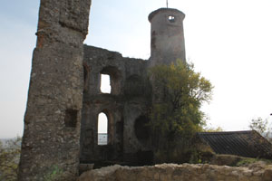 Burgruine Falkenstein, innerer Burghof mit Blick zum Bergfried