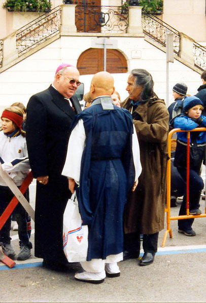 mit katholischem und buddhistischem Abt